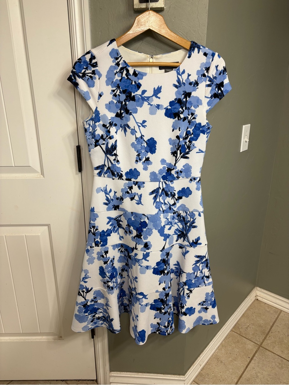 Jessica Howard Blue and White Floral Fit-and-Flare Dress